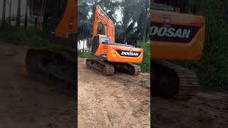 DOOSAN 220 Excavator.