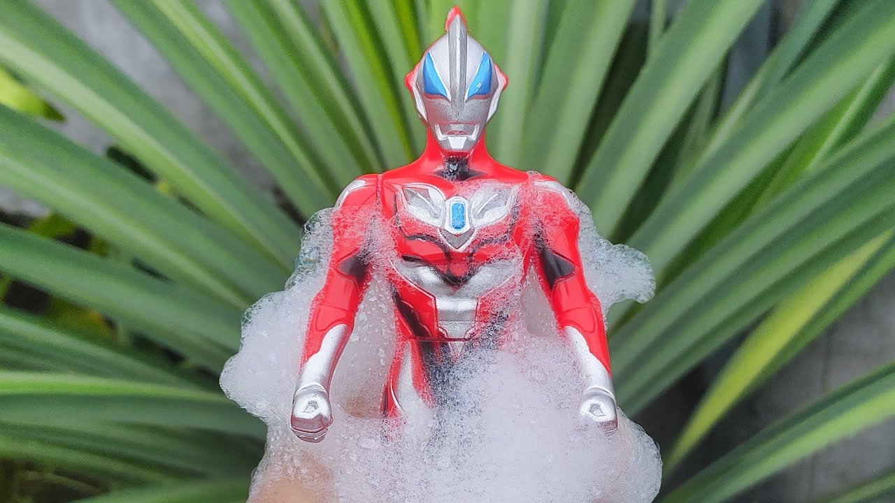 Mencari Dan Membersihkan Mainan  Ultraman  Ultraman  