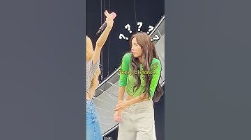 Lisa Quickly Dodged Rosé’s Arm Cause She Didn’t Want History To Repeat!