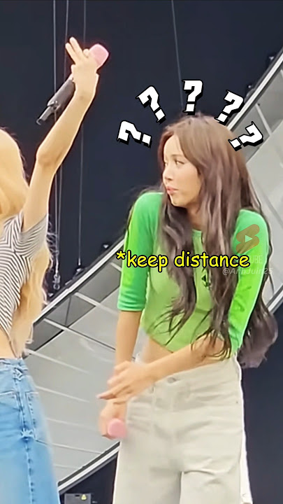 Lisa Quickly Dodged Rosé’s Arm Cause She Didn’t Want History To Repeat!