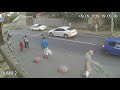 Nevjerovatan snimak: Dječaka udario auto, on ustao i nastavio dalje