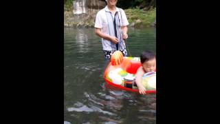 20140706 林小寶溪邊玩水初體驗part4~ 溪水好冰額....^0^