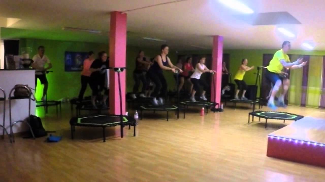 Jumping Fitness Biel/Bienne with Samuel jumping a car