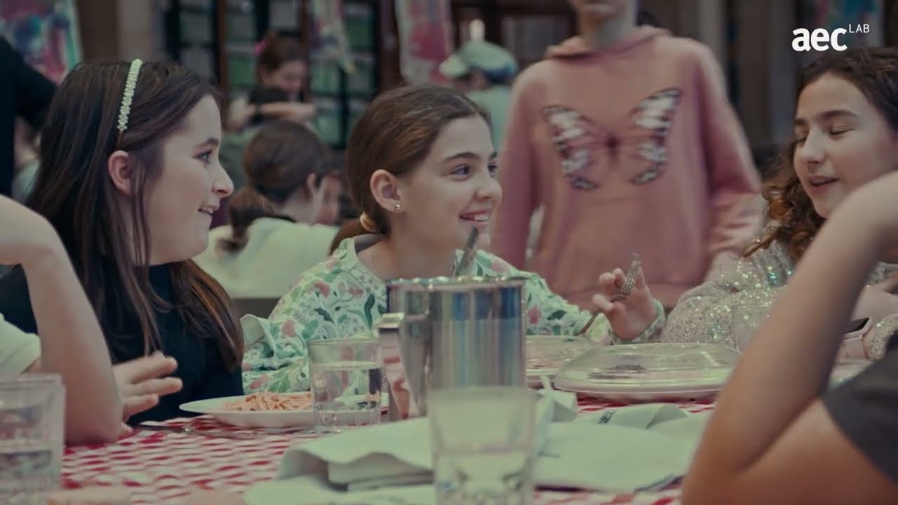 Fent família a l'hora del menjador. Escola Garbí Pere Vergés,  Esplugues de Llobregat