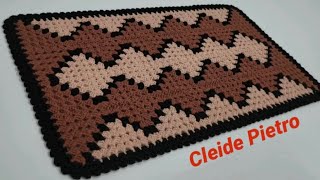 Tapete de crochê com um desenho bem lindo 