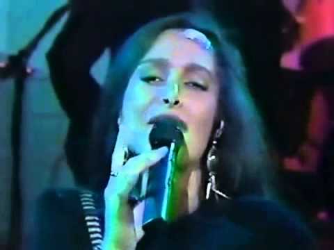 Daniela Romo   DE MI ENAMORATE Vivo 1989 wmv