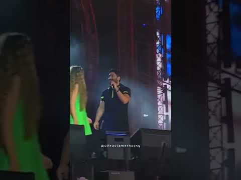 تامر حسني يغني لهنا الزاهد على المسرح أغنية انت اختيار من فيلم أحبك