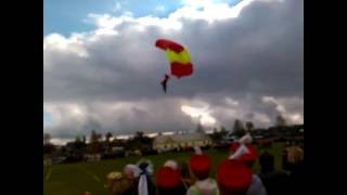 Парашютист приземлился на зрителей (Дожинки, Сенно 8.10.2016)/skydiver landed on spectators