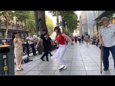 Девушка танцует на машине