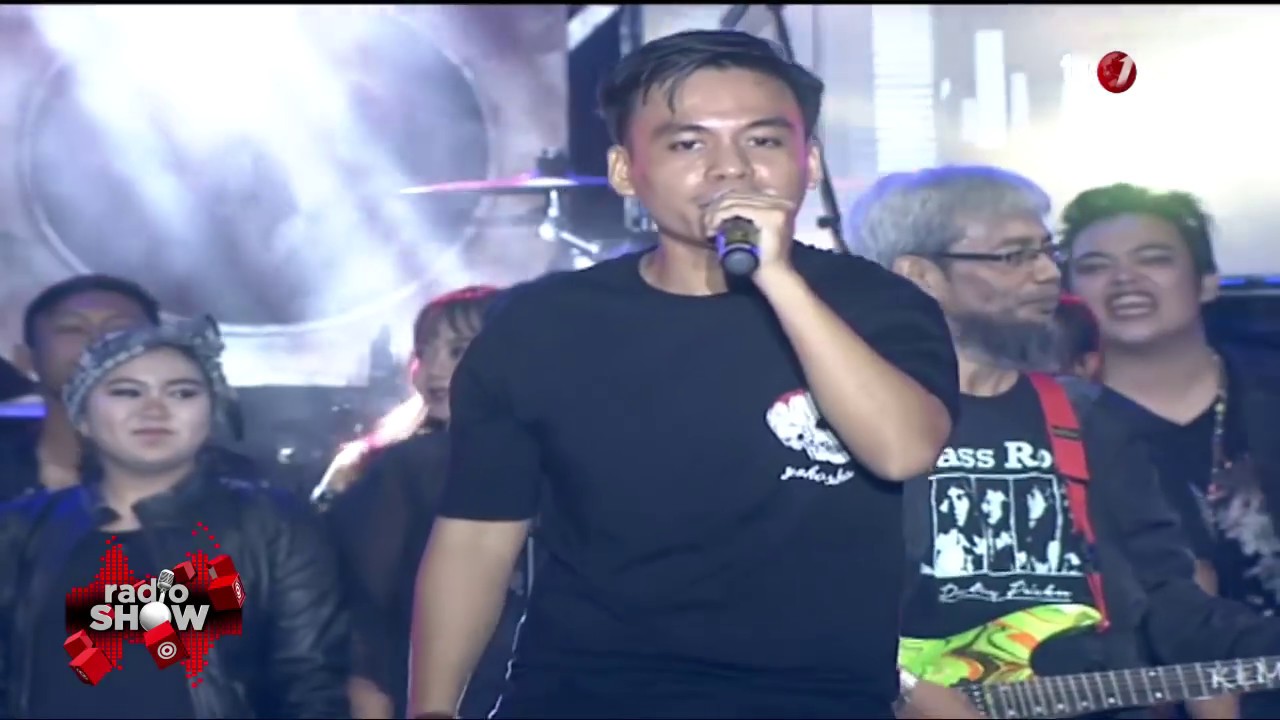 RadioShow tvOne: Grass Rock Ft. Swara Narwastu Choir - Gadis Tersesat