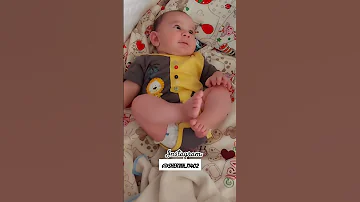 پاهاشو یاد گرفته میگره نوزاد کودک تختيم زرد خنده ایران اصفهان 