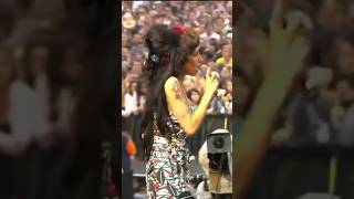 Seeing Amy laugh while singing Rehab at the V Festival 2008 makes me happy. 🫂🤭 #jazzmusic #funny