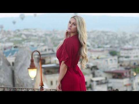 Kinsey Wolanski Biography, Curve Model