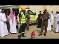 أحد أفراد الدفاع المدني يشرح طريقة استخدام طفايات الحريق وأنواعها لطلاب ثانوية صقر قريش بالمجاردة 