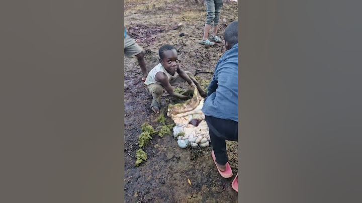 Yoksulluk neler yaptırıyor-Yemek için elleriyle işkembe temizleyen çocuklar- #afrika  #africanchild