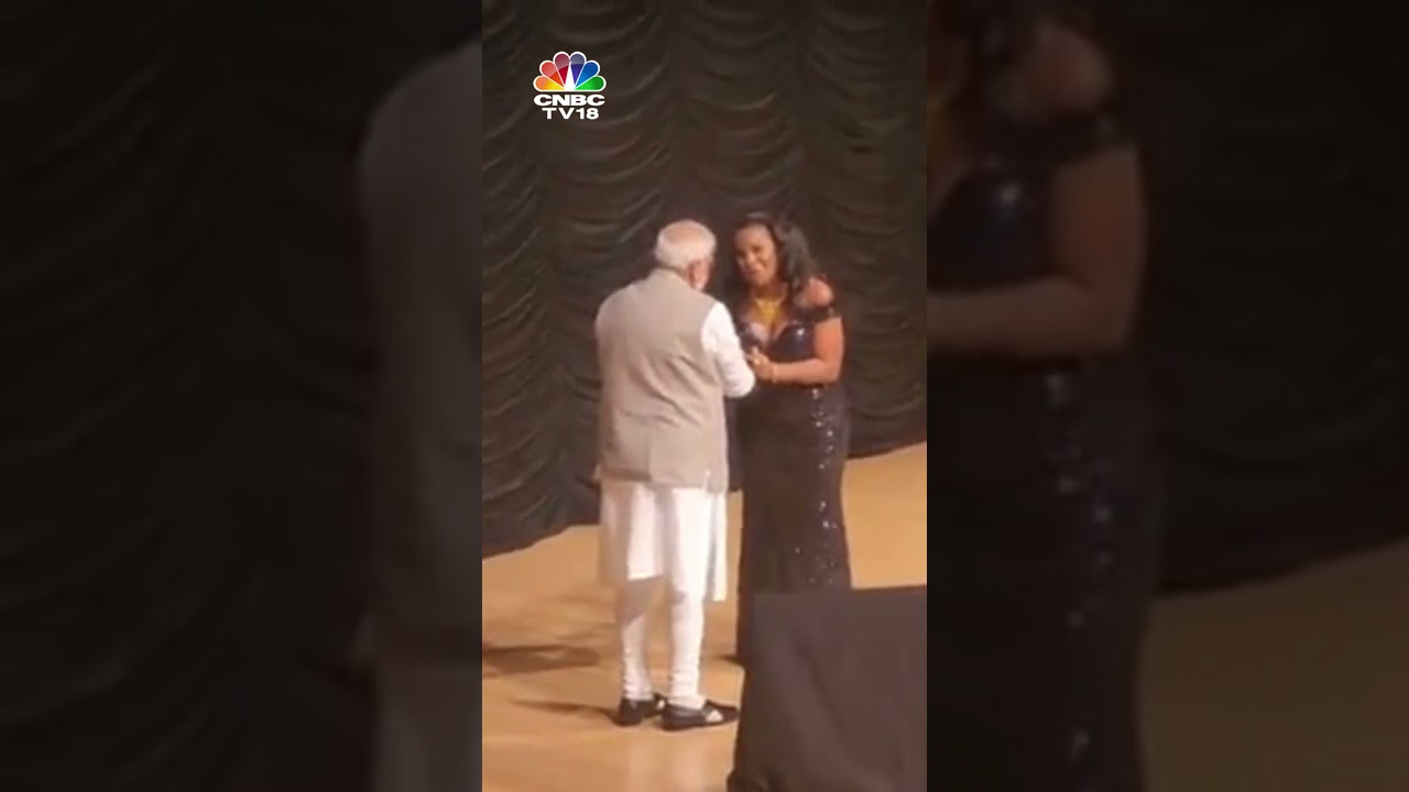 American Singer Mary Millben Touches PM Modi's Feet After Singing National Anthem | CNBCTV18