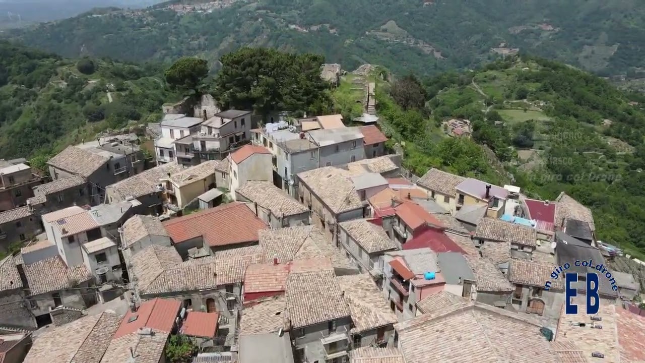 Girovolando il Castello di Tiriolo (CZ) - Calabria - Italia - Vista Drone