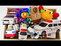 オモシロおもちゃと救急車のおもちゃを集めて坂道のコースを走行させてみるよ★