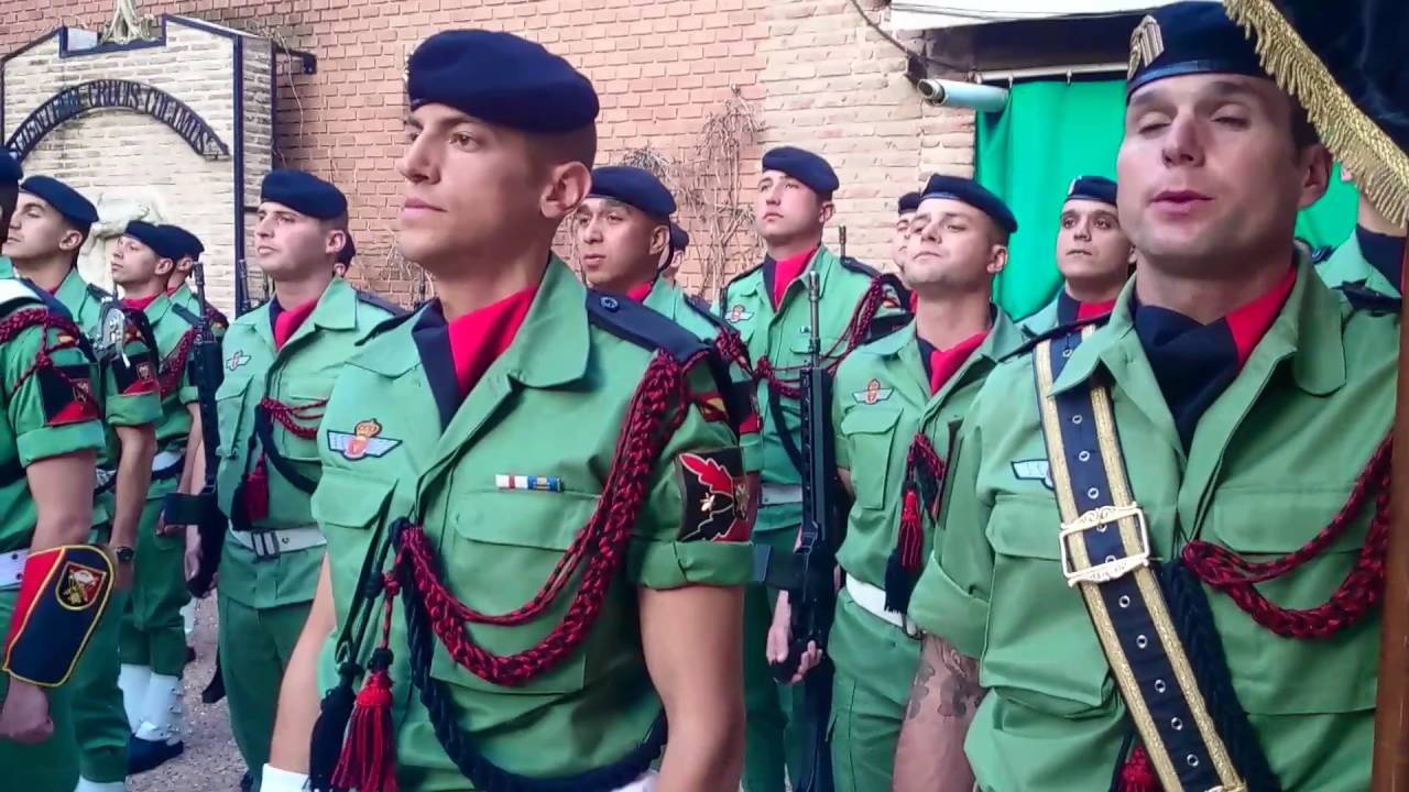 Brigada Paracaidista cantando la muerte no es el final en Alcalá de Henares.