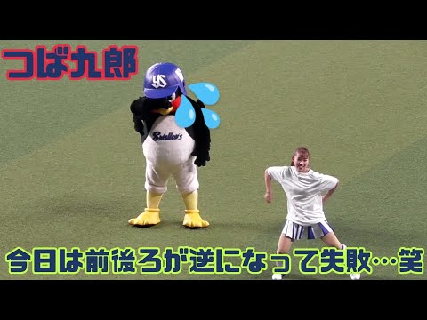 つば九郎 今日もチアドラにTシャツを着せるも前後ろが逆になってしまう