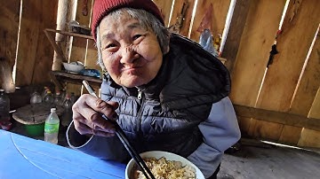 Thăm bà cụ 73 tuổi sinh tồn trong rừng già 2024 nhận quà cười phớ lớ . Nguyễn Tất Thắng