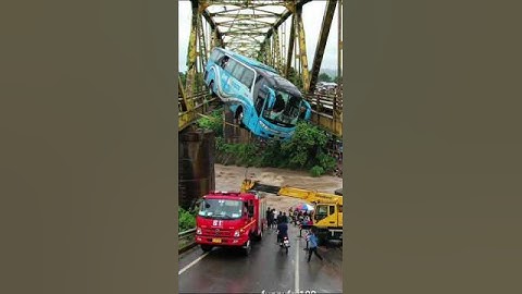 Bridge Collapse Bus Rescue Simulation | Realistic AI Disaster | River Survival Drama
