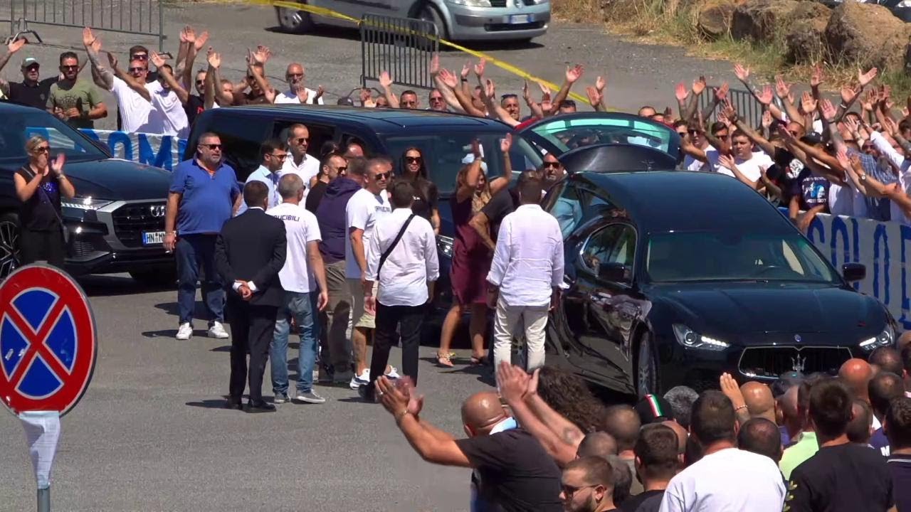 Funerale Diabolik: l'arrivo della salma tra applausi, saluti romani e cori da stadio