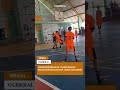 Jovem promessa de 12 anos marca gola&ccedil;o de bicicleta em jogos escolares