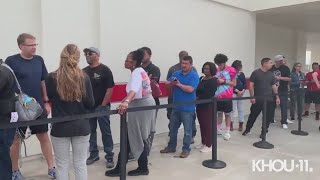 Look: Customers line up outside of new In-N-Out Burger in Houston area