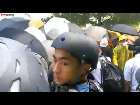 201971香港民眾反送中大反抗金鐘立法會大門衝擊現場直播 2點後,多名民主派議員到立法會前面阻止衝擊 與躁動的示威者理論 他們大叫死了人呀，你們知道嗎 有示威者悲傷哭泣！