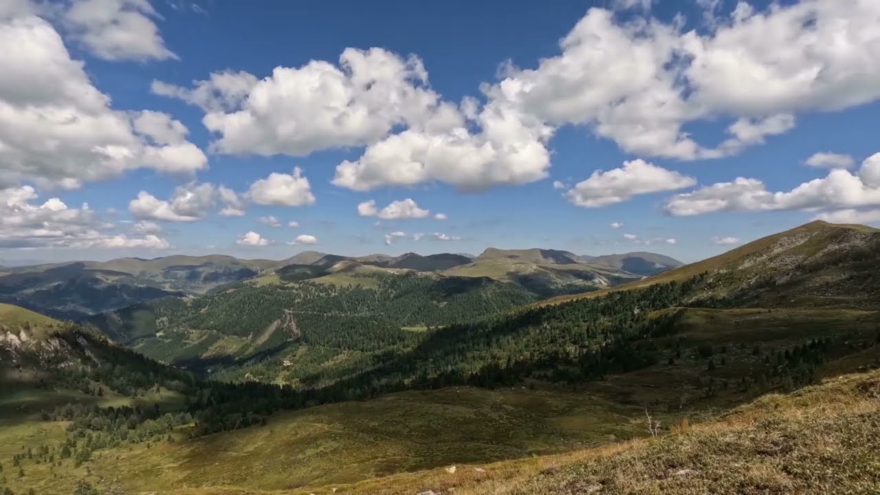 Zeitraffer Hohe Pressing mit Panorama auf die Nockbergen, Kärnten