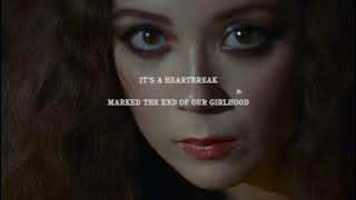 Laufey - Castle in Hollywood (Official Lyric Video with Chords)