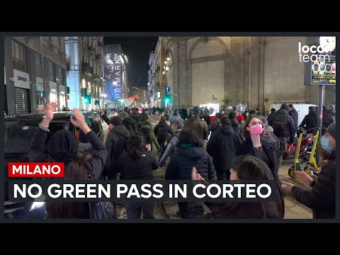 Milano, No Green Pass in corteo: bloccati dalla polizia