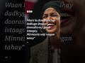Ilhan Omar oo feer u duubatay nin weeraray iyadoo khudbad jeedinaysa.
