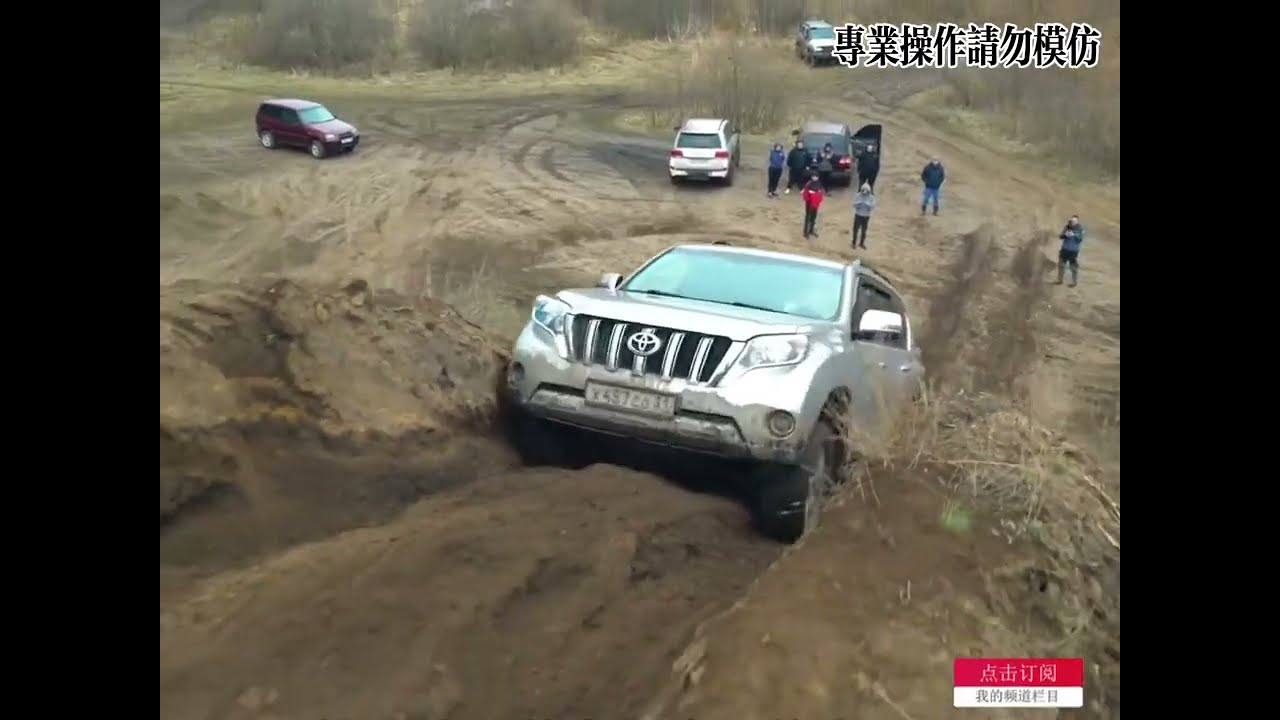 坦克300越野名场面，太强了！国产硬派越野，直接把国外品牌按进泥里磨擦！