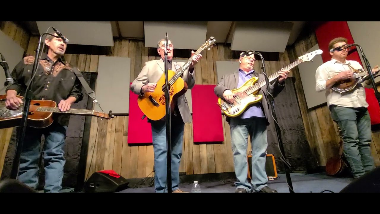 Carolyn At The Broken Wheel Inn / Larry Cordle and Lonesome Standard Time