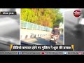 घर के दरवाजे पर बैठकर खाना खा रही 2 साल की मासूम को कार ने कुचला, मौत