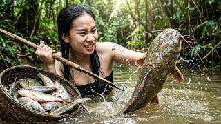 Solo Survival in the Wild: Catching Fish with Primitive Skills