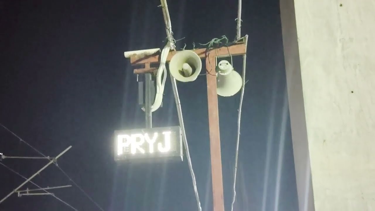 Announcement of Azimabad Express at Prayagraj Allahabad Junction