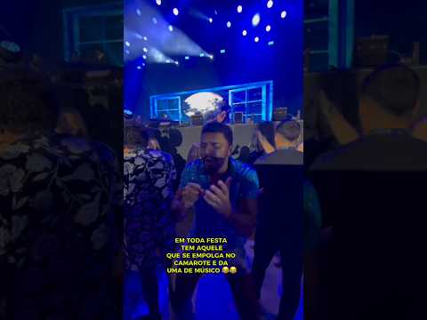 Em toda festa tem aquele que se empolga no camarote e dá uma de músico