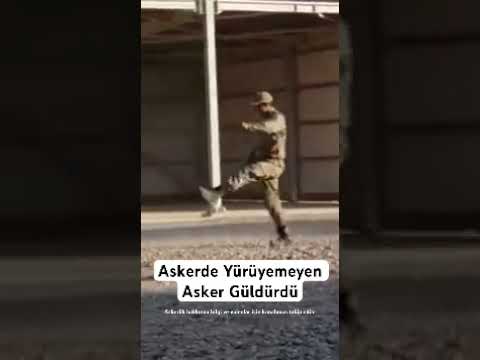 Askerde Uygun Adım Yürüyemeyen Asker Güldürdü 
