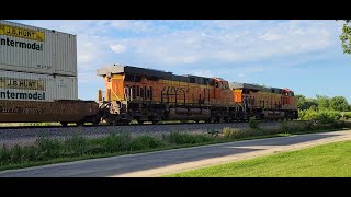 😎👍 Bright and Colorful BNSF Double-Stack! 🎯