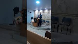 cantor Josué louvando e ministrando na congregação berequias linha ouro verde