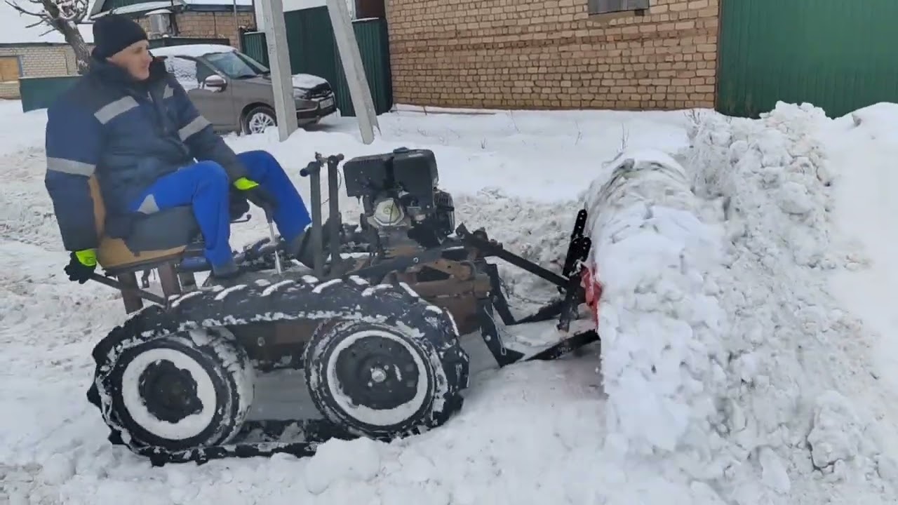 Минитрактор на расчистке снега