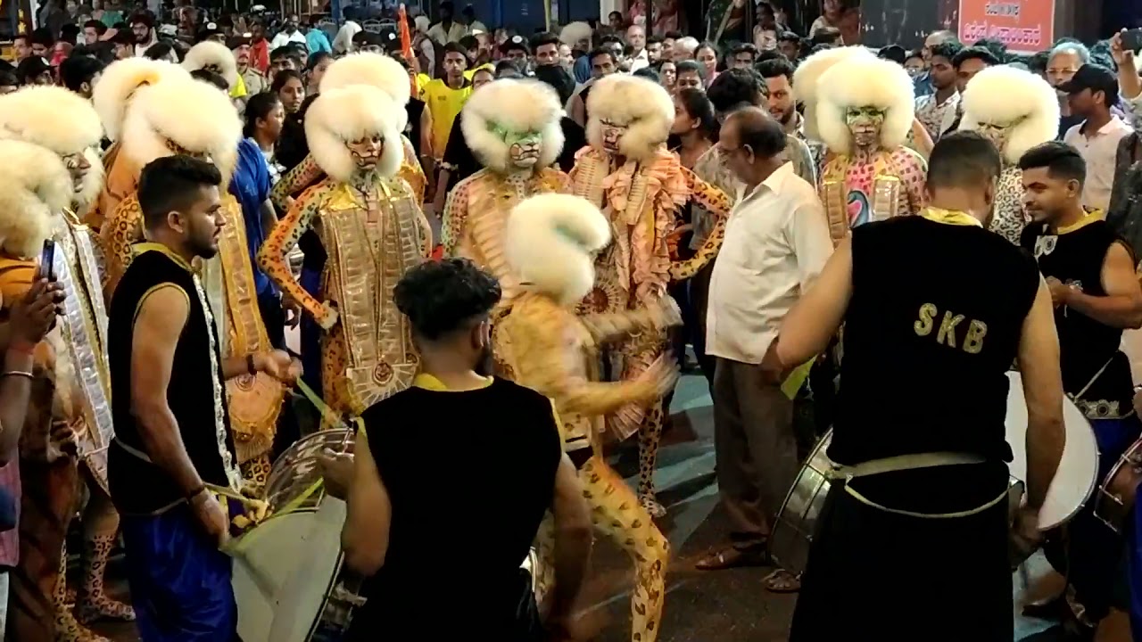 SHRI KALA BHAIRAVA NASIK BAND  #mangaloredasara #carstreet #2019 #pilinalike