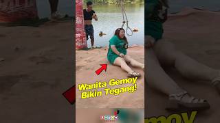 Cewek GEMOY Bikin Tegang! Detik-Detik Wanita Ini Hampir Jatuh ke Sungai! 😱 #shortsfeed #videolucu