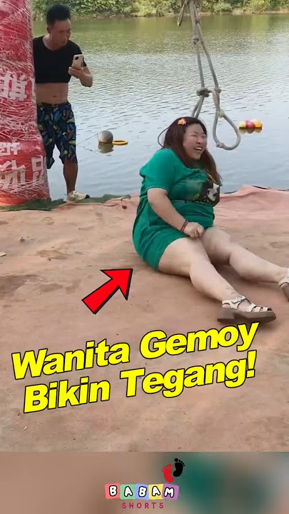 Cewek GEMOY Bikin Tegang! Detik-Detik Wanita Ini Hampir Jatuh ke Sungai! 😱 #shortsfeed #videolucu