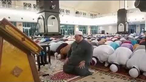 قارئ ماليزى يقلد الشيخ عبد الرحمن السديس بالكربون كأنه استعار حنجرته وجسده وكأنك فى الحرم