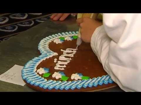 Oktoberfest: How Wiesn Gingerbread Hearts Are Made