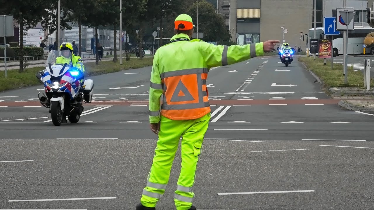 PEC Zwolle - Go Ahead Eagles | Politie begeleidt supportersbussen door Zwolle richting Deventer